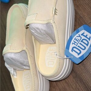 Hey Dude Women’s Austin Lift Classic Loafers in Custars